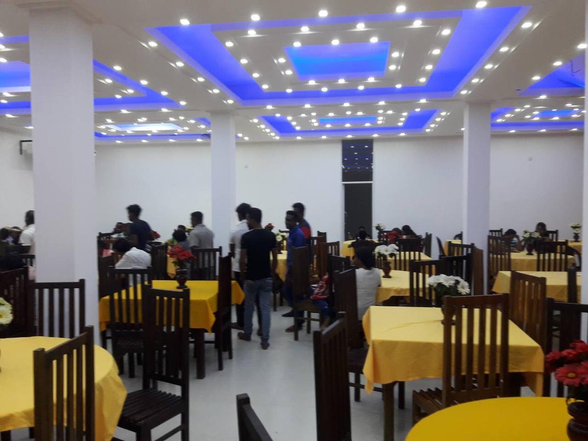 Avanya Hotel And Reception Hall Angunakolapelessa Экстерьер фото